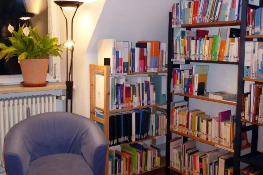 Bücherregal in einer Zimmerecke
