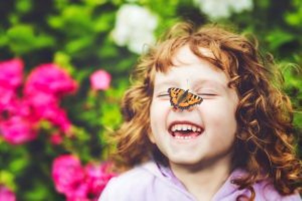 Kind_Schmetterling_Fotolia_72319945_XL_klein.jpg