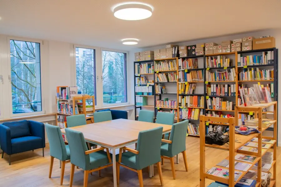 Zimmer mit Bücherregalen