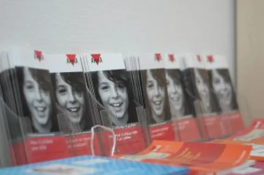 Viele Flyer in dafür vorgesehenen Haltern