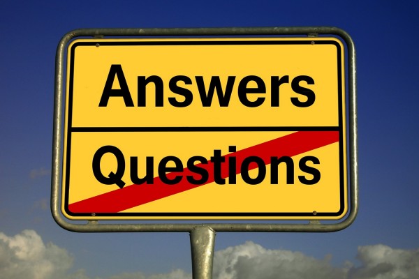 Ein Ortsschild auf dem "Answers" steht und durchgestrichen "Questions"