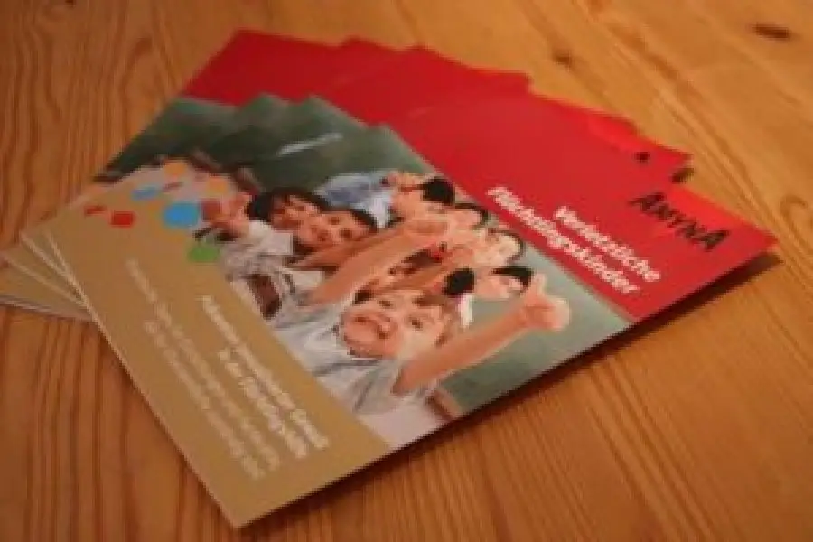 Gefächerte Flyer auf einem Holztisch