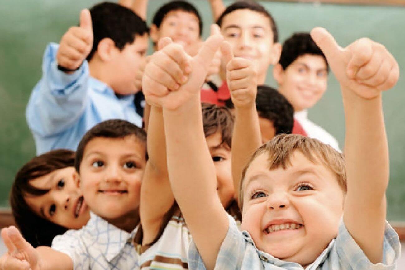Das Bild zeigt viele jubelnde Kinder