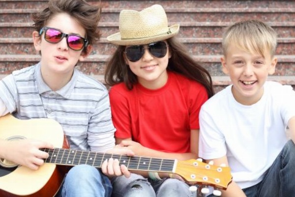 Kinder_Gitarre_Fotolia_89302299_XXL_klein.jpg