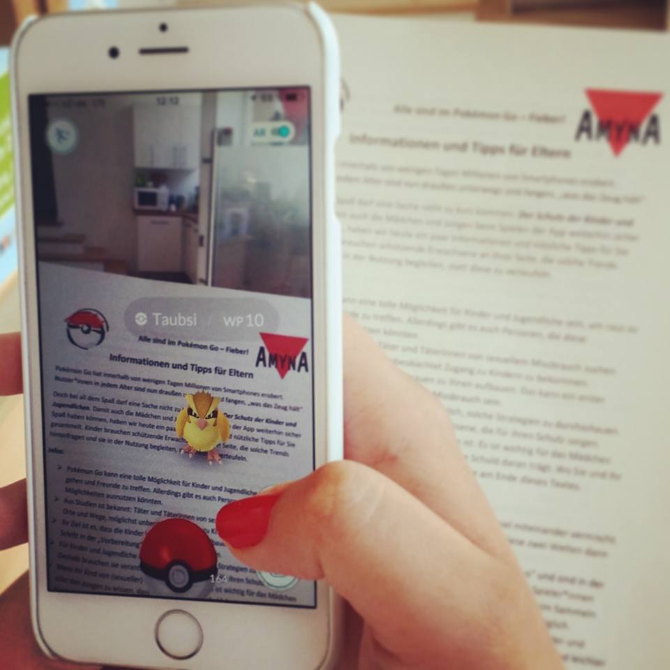 Ein Smartphone das ein Dokument fotografiert